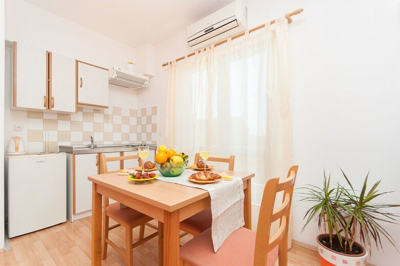 Apartment And Rooms Mirjana