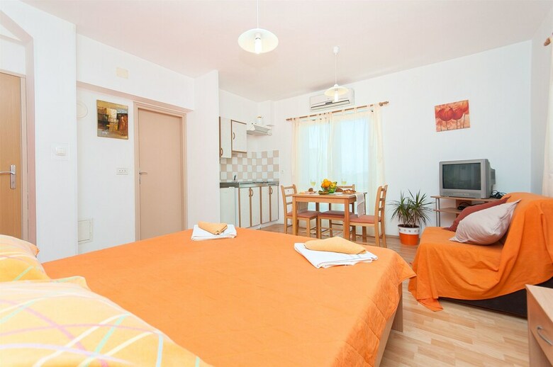 Apartment And Rooms Mirjana