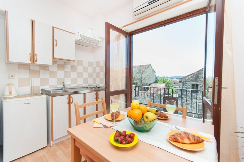 Apartment And Rooms Mirjana