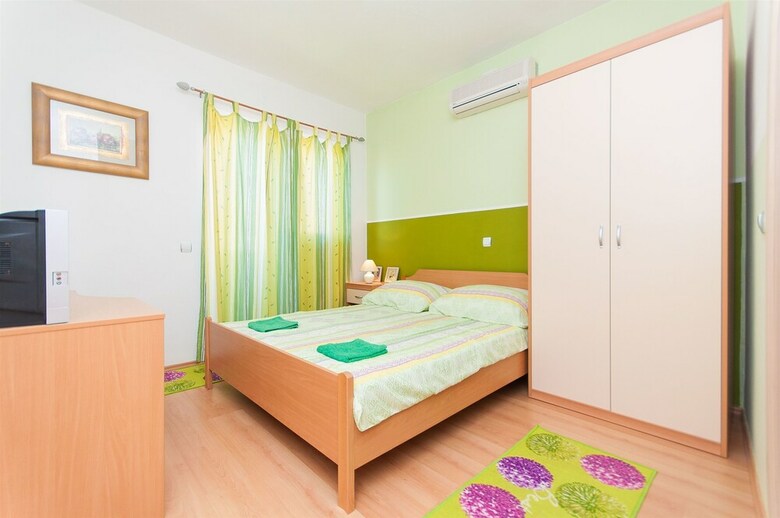 Apartment And Rooms Mirjana