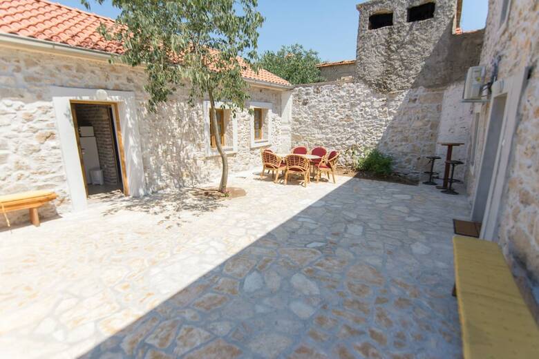 House Mirta 2