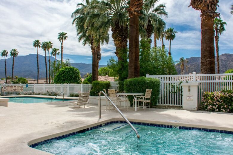 Alcatraz Pga West Stadium Three-bedroom Condo