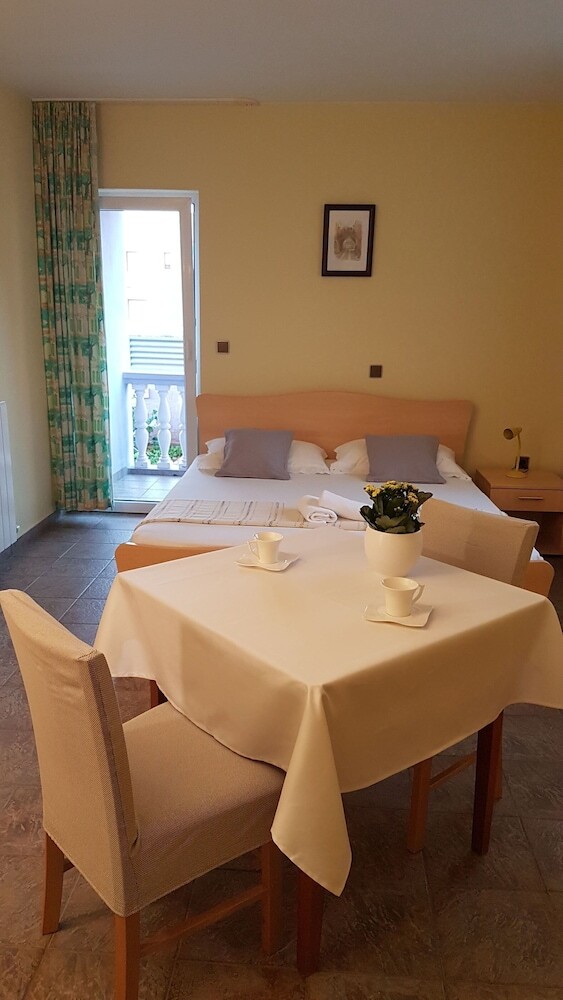 Apartments And Rooms Slavica