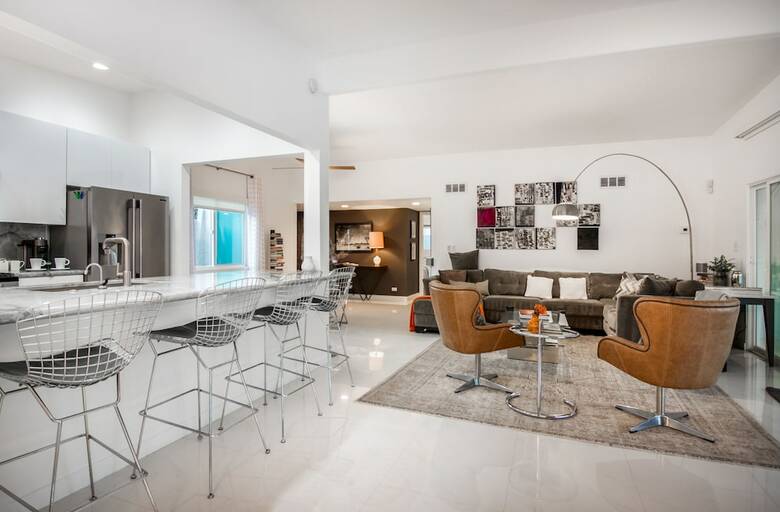 Ps Modern Pool Jewel Three Bedroom House