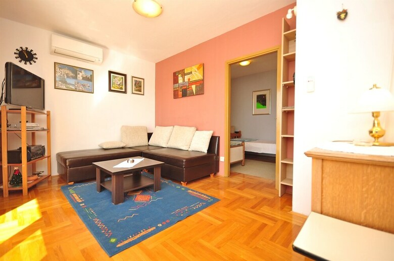 Apartments Mladen