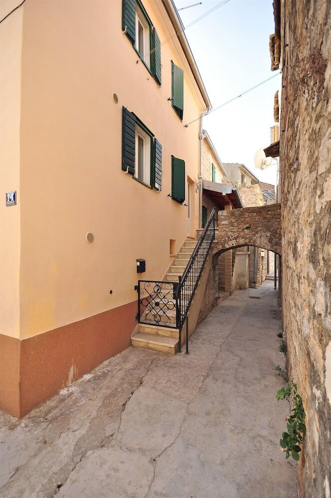 Apartments Mladen