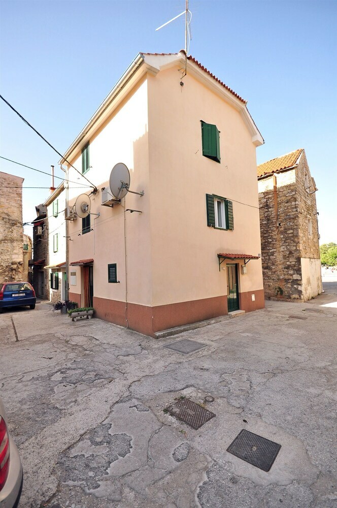 Apartments Mladen