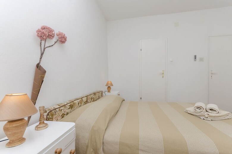 Apartments And Rooms Meri