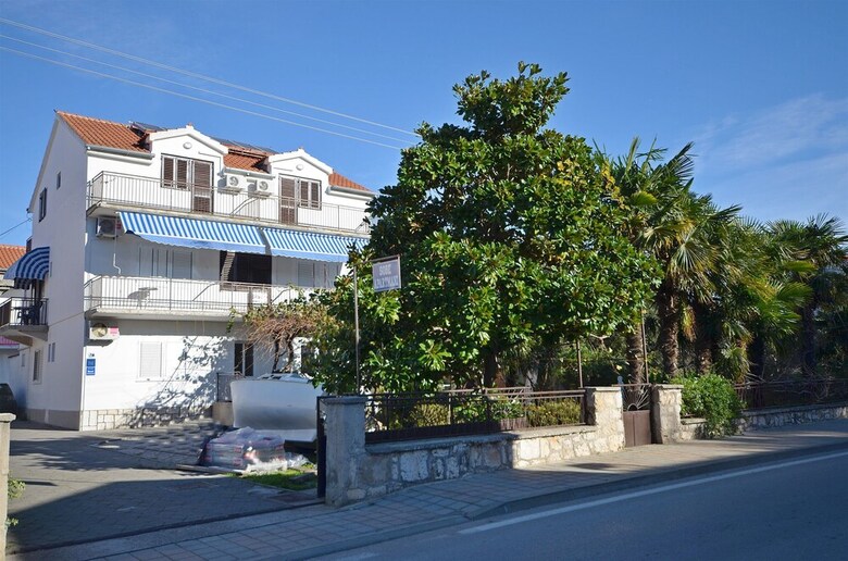 Apartments And Rooms Meri