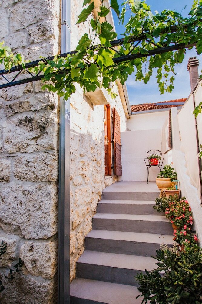 House Jakov