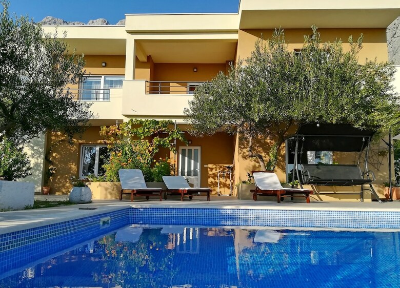 Apartamentos House Arija