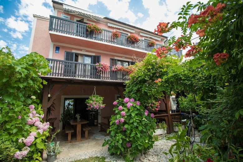 Apartment And Room Marica