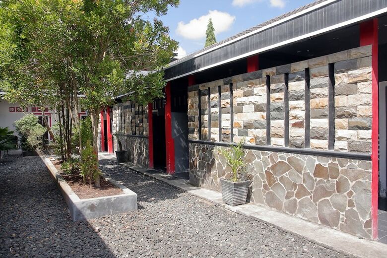 Hostal Oyo 933 Wisma Malawen