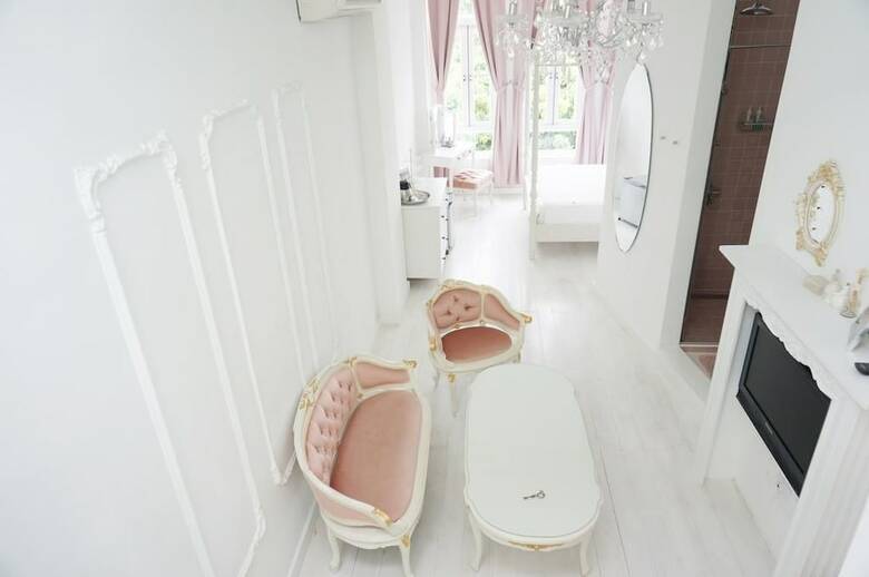 Bed & Breakfast Milk White Homestay