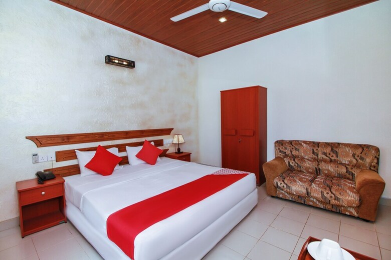 Oyo 242 Dhanamuthu Hotel And Banquets