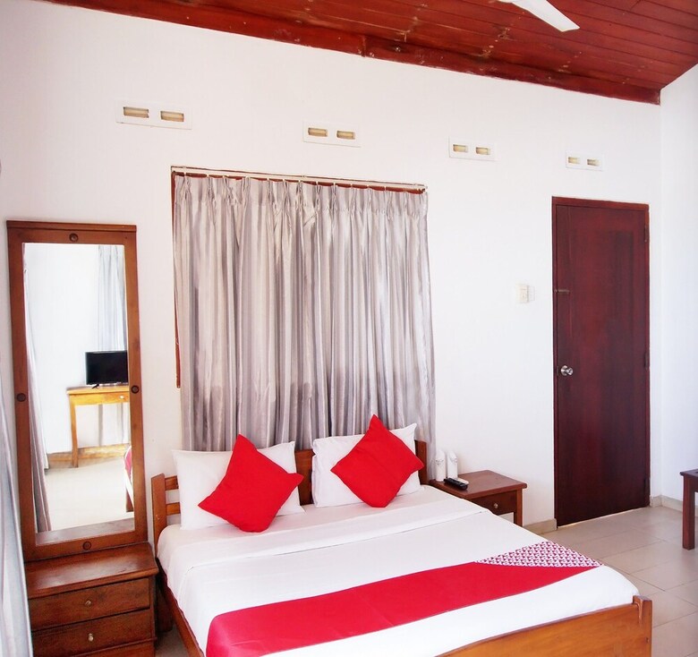 Oyo 246 Roy Villa Beach Hotel