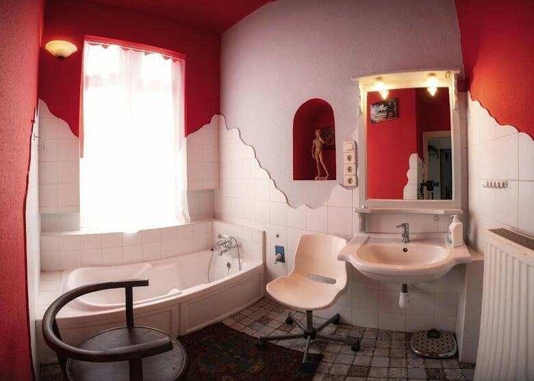 Santico Art Hotel And Hostel