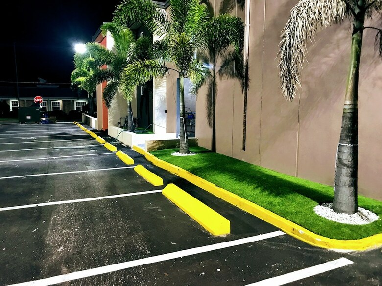 Motel Tropical Inn & Suites