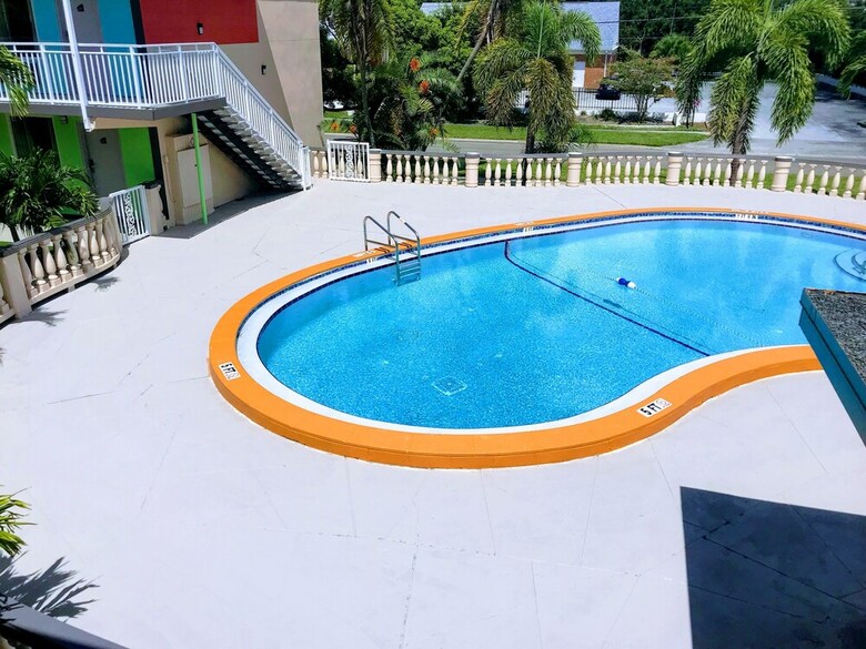 Motel Tropical Inn & Suites