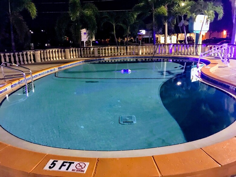 Motel Tropical Inn & Suites