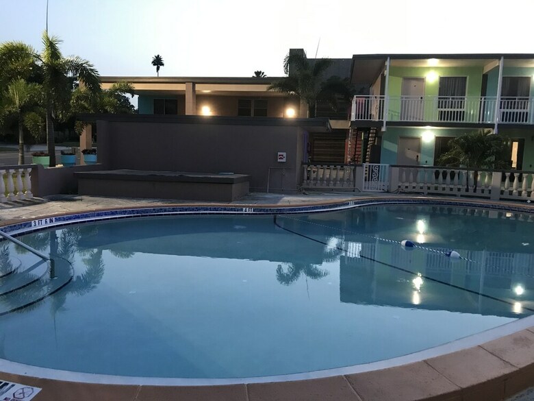 Motel Tropical Inn & Suites