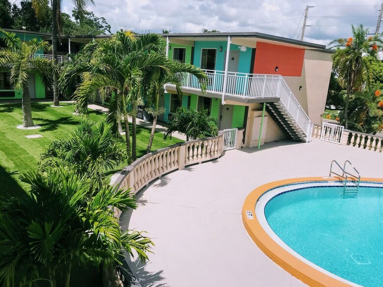 Motel Tropical Inn & Suites