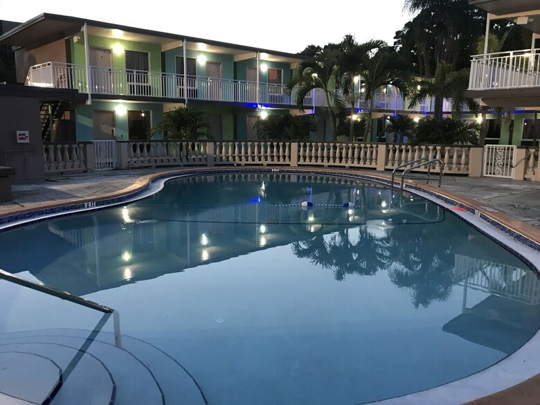 Motel Tropical Inn & Suites