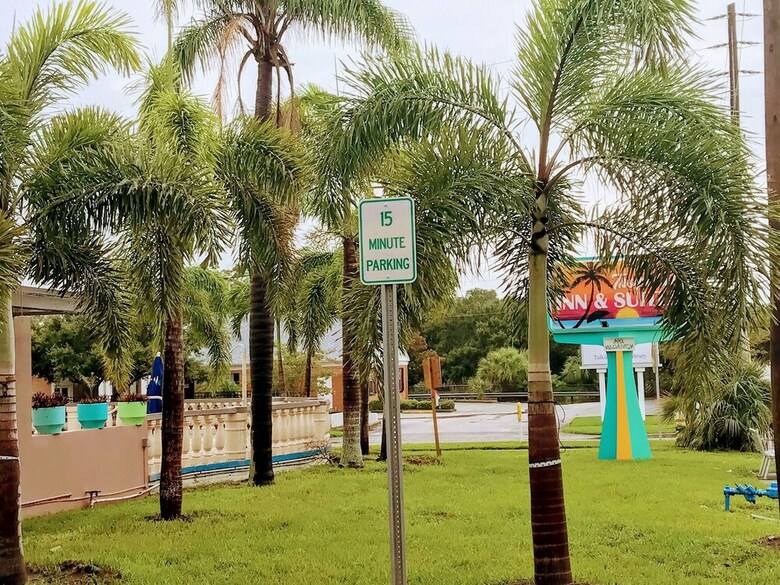 Motel Tropical Inn & Suites
