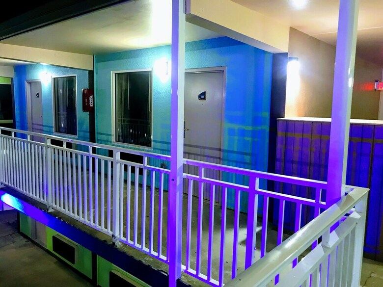Motel Tropical Inn & Suites