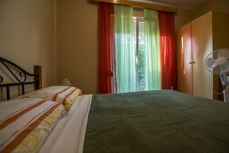 Apartments Nada-on Quiet Location In Center Of Starigrad