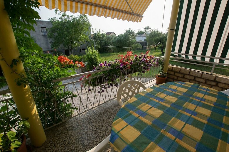 Apartments Nada-on Quiet Location In Center Of Starigrad