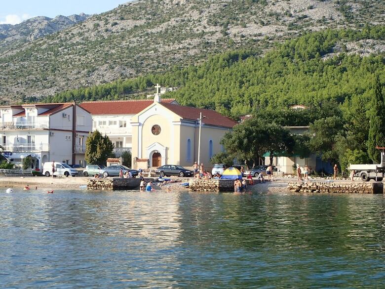 Apartments Nada-on Quiet Location In Center Of Starigrad