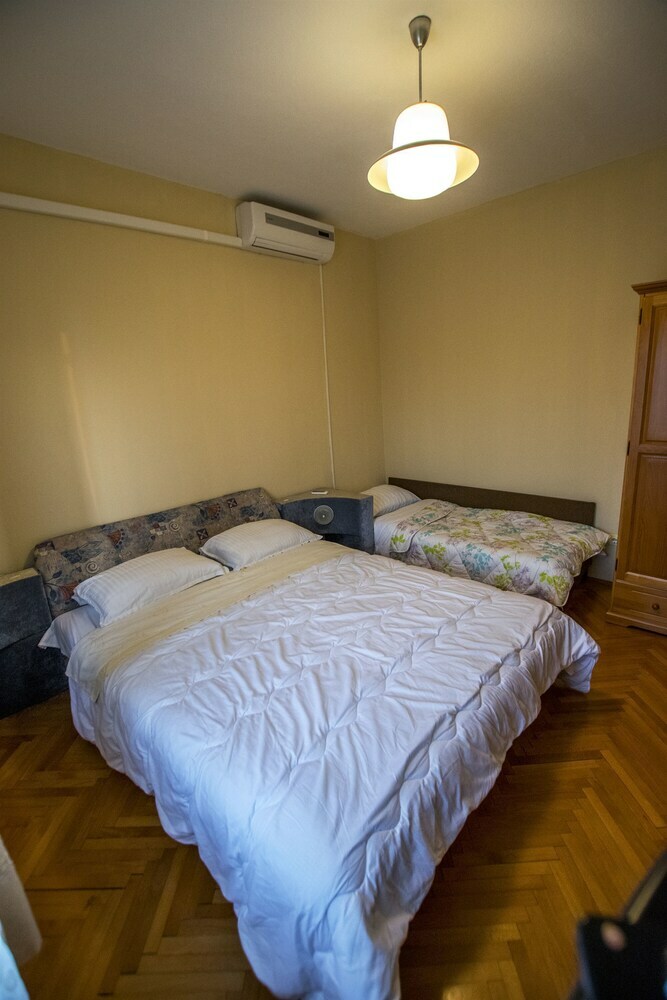 Apartments Nada-on Quiet Location In Center Of Starigrad