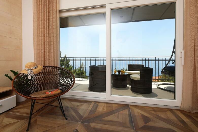 Redstone Luxury Apartments