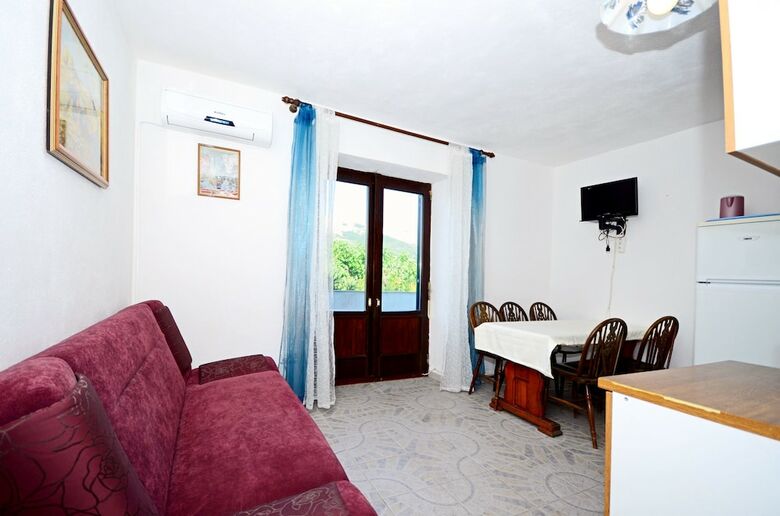 Apartments Mladen