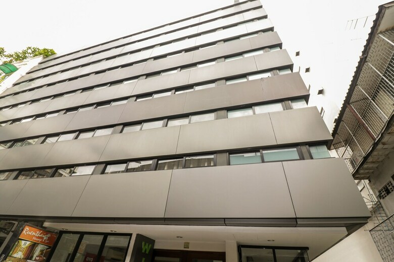 Oyo 225 Premier Place Hotel