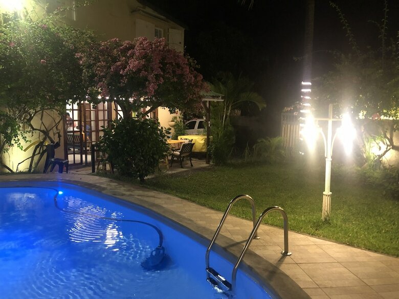 Villa With Heated Pool / Piscine Chauffee