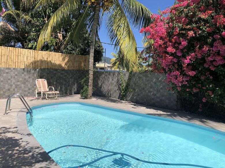 Villa With Heated Pool / Piscine Chauffee