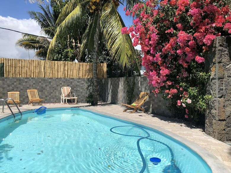 Villa With Heated Pool / Piscine Chauffee