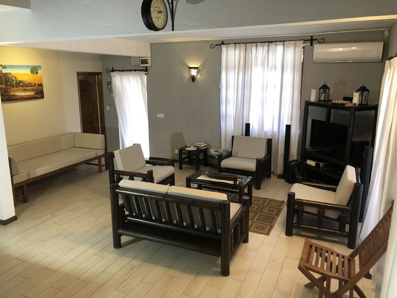 Villa With Heated Pool / Piscine Chauffee