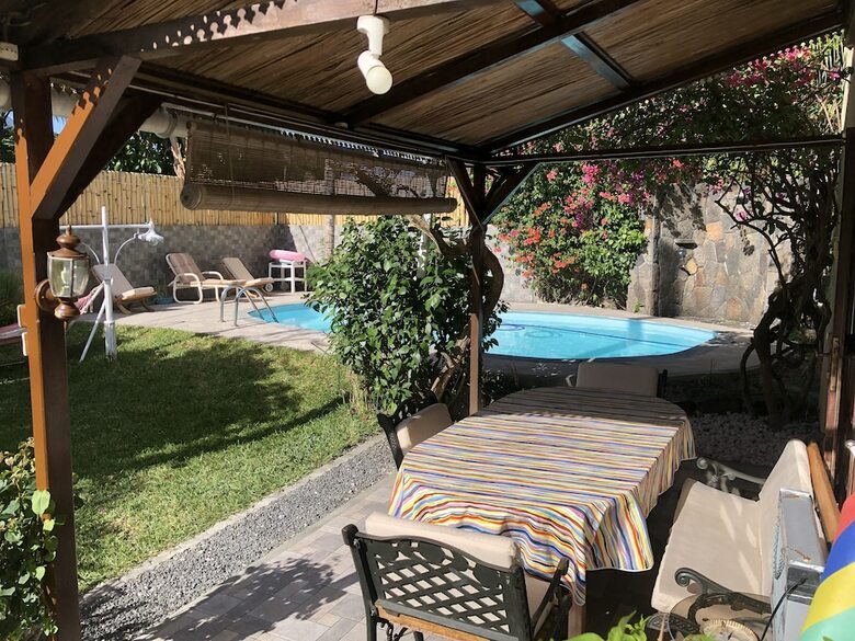 Villa With Heated Pool / Piscine Chauffee