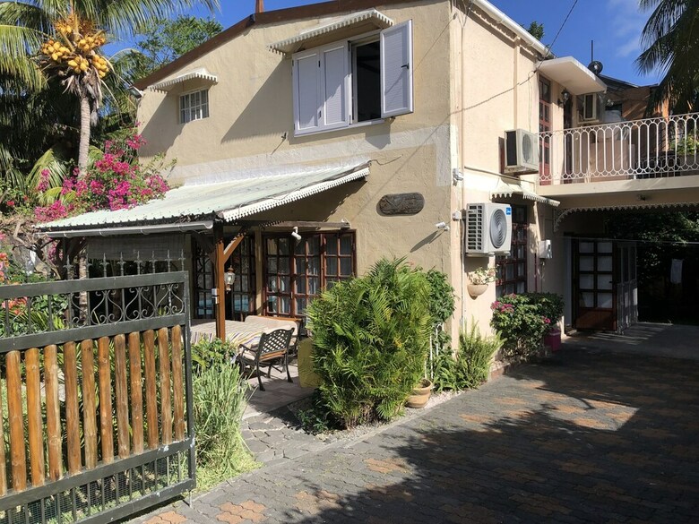 Villa With Heated Pool / Piscine Chauffee