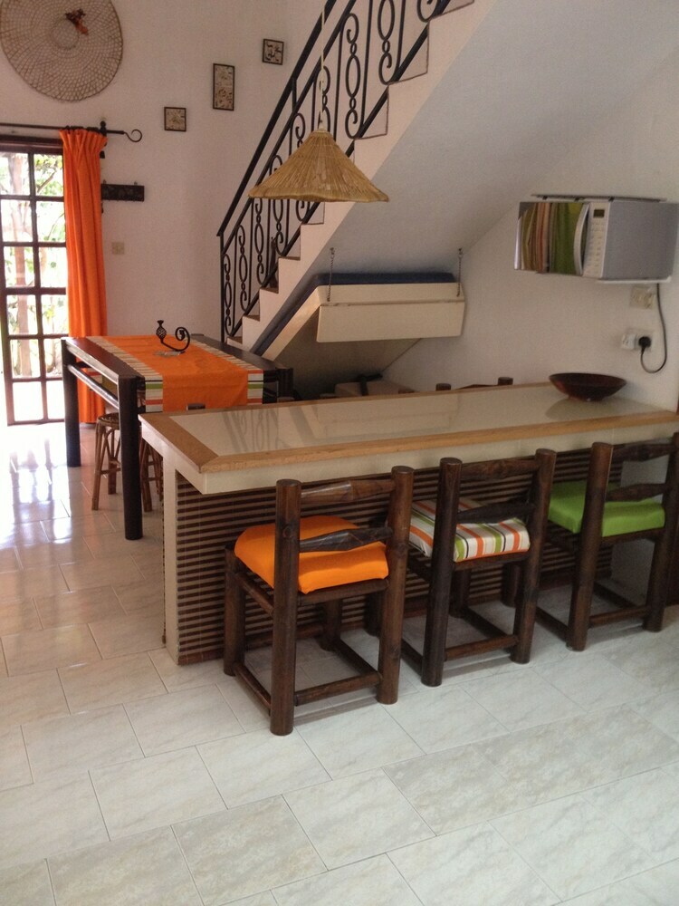 Villa With Heated Pool / Piscine Chauffee