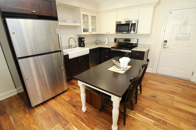 Hotel Patrick Henry Square By Kees Vacations