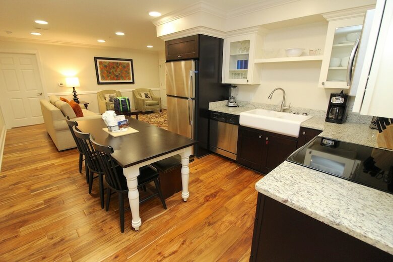 Hotel Patrick Henry Square By Kees Vacations