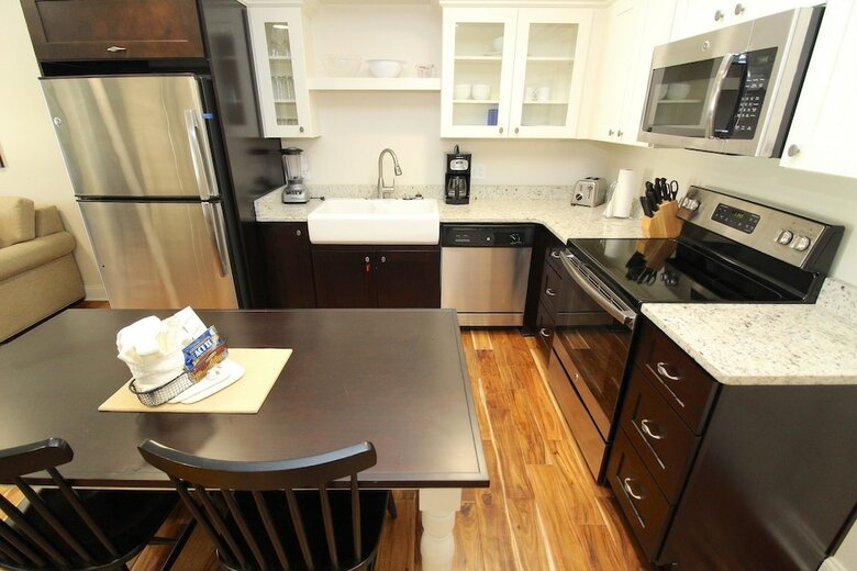 Hotel Patrick Henry Square By Kees Vacations