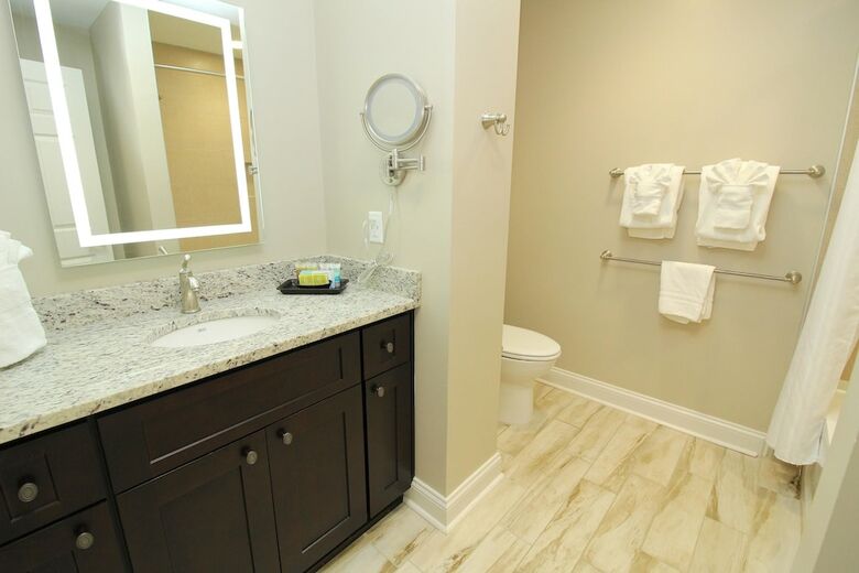 Hotel Patrick Henry Square By Kees Vacations
