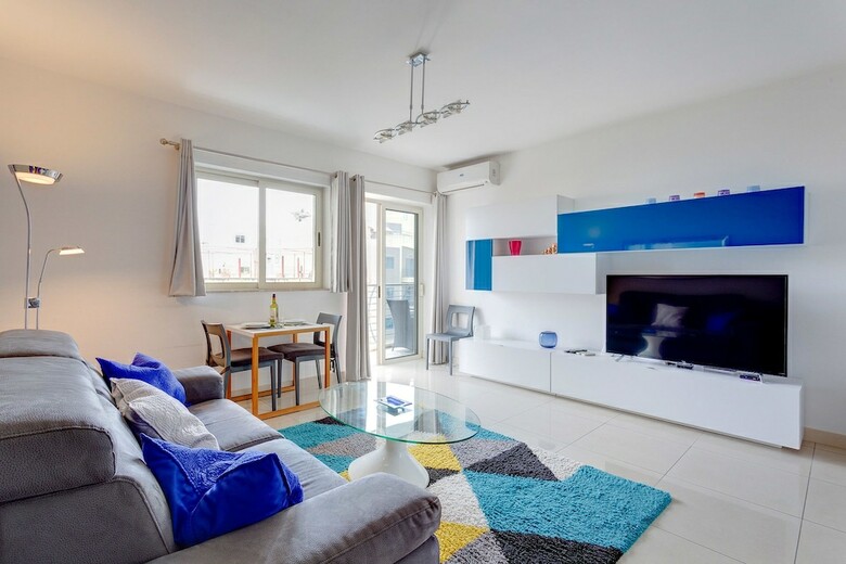 Centric And Spacious Apartment With Wifi And Balcony