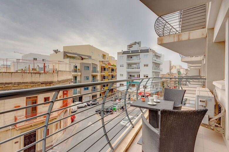 Centric And Spacious Apartment With Wifi And Balcony