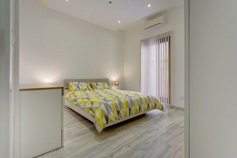 Stylish 2 Bedroom Apartment In An Amazing Location